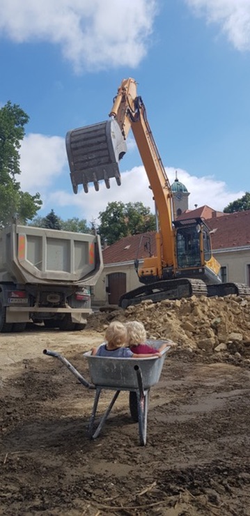 Sanierungsarbeiten am Meierhof mit Bagger und Scheibtruhe